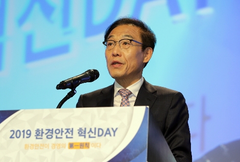 29일 삼성전자 화성캠퍼스 부품연구동(DSR)에서 열린 '2019 환경안전 혁신Day'에서 삼성전자 대표이사 김기남 부회장이 개회사를 하고 있다. 사진=삼성전자