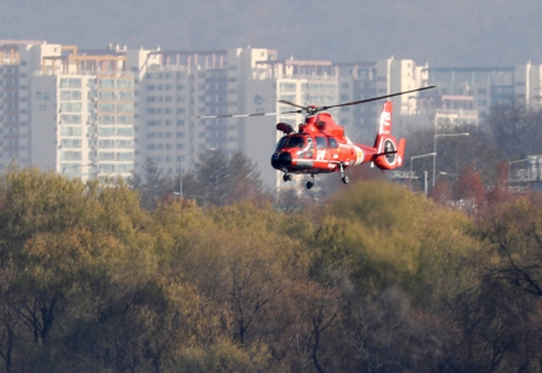 천마산에 불이나 당국이 진화중이다 / 출처 NEWSIS 사진은 기사내용과 직접적인 관련없음