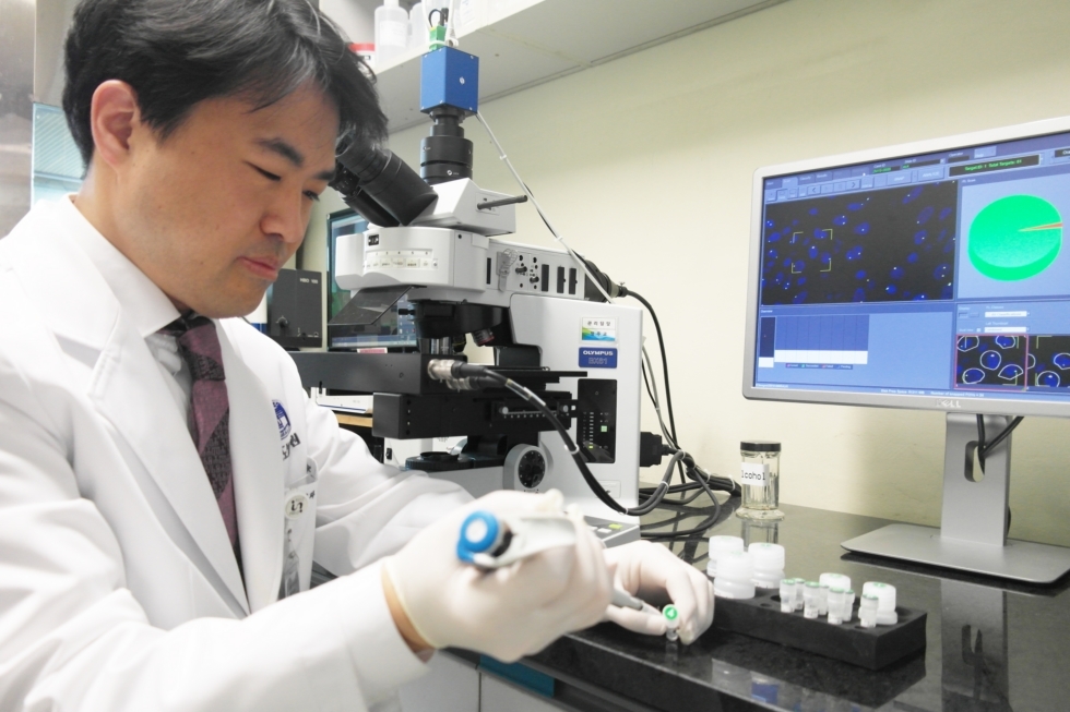 가톨릭대학교 여의도성모병원 병리과 김태정 교수가 폐암 주요 유전자인 ROS1 동반진단 검사를 실시하고 있다.