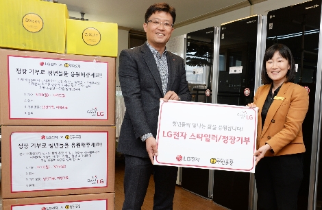 사진 왼쪽부터 LG전자 임정수 한국B2B마케팅담당, 열린옷장 김소령 대표가 기념촬영을 하고 있다. 사진=LG전자
