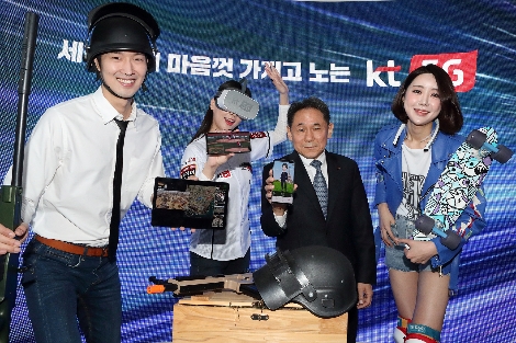 KT 마케팅부문장 이필재 부사장이 3D와 AR기술을 활용한 영상통화 서비스 ‘narle(나를)’로 영상통화를 하고 있는 모습. 사진=KT