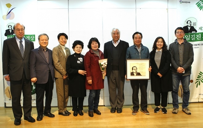 4월 2일 오후 5시 서울NPO지원센터에서 열린 제7회 임길진환경상 시상식에서 수상자로 선정된 ‘월성인접지역이주대책위원회’가 기념촬영을 하고 있다.(사진제공=환경운동연합)