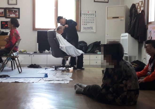 미용특기를 가진 사회봉사대상자가 어르신들에게 파마, 커드 등 미용서비스를 제공하고 있다.(사진제공=울산준법지원센터)