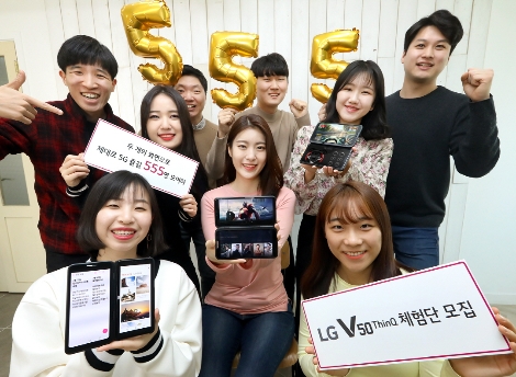 LG전자 모델이 LG 듀얼 스크린의 다양한 활용방법을 소개하고 있는 모습. 사진=LG전자