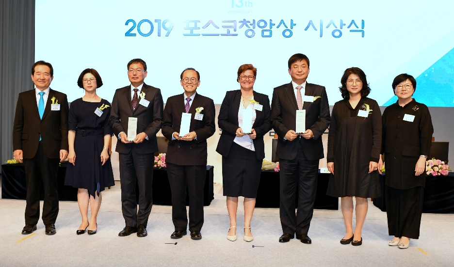 왼쪽부터 정세균 국회의원(전 국회의장), 천정희 서울대 교수 부부, 이흥훈 여명학교 교장, 클라우디아 터너(Claudia Turner) 앙코르어린이병원 CEO, 임태원 현대자동차 미래혁신기술센터장 부부, 김선욱 포스코청암재단 이사장 (사진=포스코)