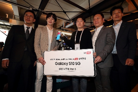 5일 서울 서초구 ON식당에서 열린 ‘갤럭시S10 5G’ 출시행사에서 1등 당첨자 오원창(경기도 성남시)씨가 기념 촬영을 하고 있다. 사진 왼쪽부터 KT 영업본부장 안치용 상무, 영화배우 이제훈, 1등 당첨자 오원창씨, 삼성전자 IM영업2그룹장 박훈종 상무, KT 무선단말사업담당 손정엽 상무. 사진=KT