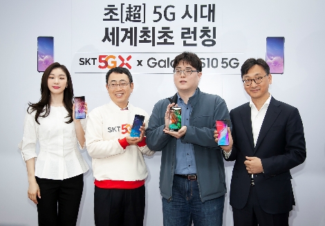 SK텔레콤은 5일 8시, T월드 강남직영점에서 고객 30명을 초청해 '갤럭시 S10 5G' 개통행사를 가졌다. 사진 왼쪽부터김연아 전 선수, 유영상 SK텔레콤 MNO사업부장, 현장 1호 개통 고객 이유건 씨, 윤남호 삼성전자 한국총괄 IM영업 1그룹장. 사진=SK텔레콤