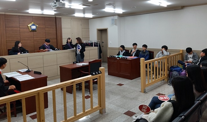 청소년들이 모의법정 체험행사를 갖고 있다.(사진제공=울산청소년꿈키움센터)
