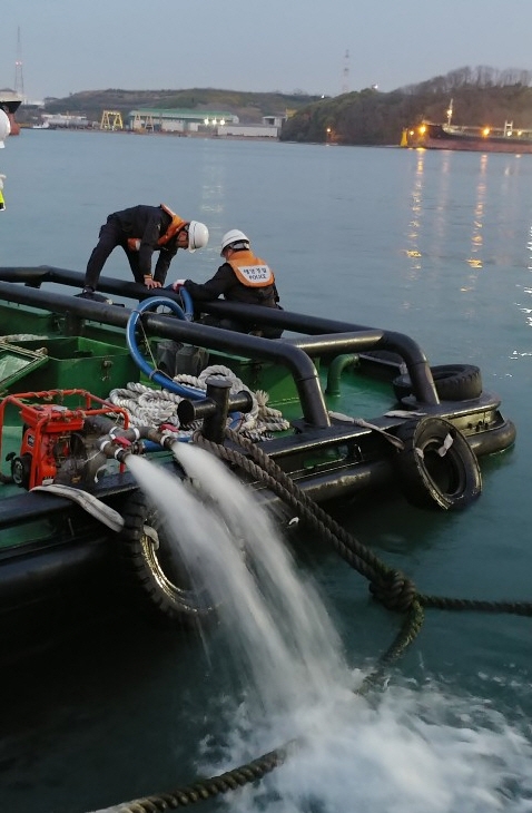 울산해경 형사기동정 경찰관들이 긴급배수작업을 진행하고 있다.(사진제공=울산해양경찰서)