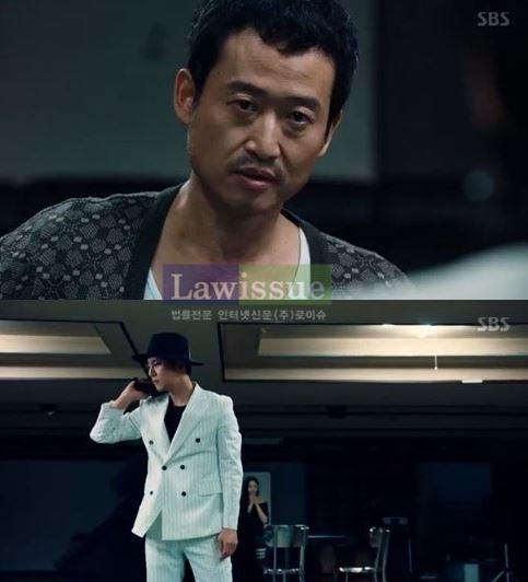 유승목의 카리스마 넘치는 장면 / 출처 : 에스비에스