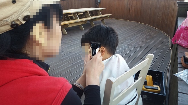 미용특기 사회봉사대상자가 이발서비스를 하고 있다.(사진제공=논산준법지원센터)