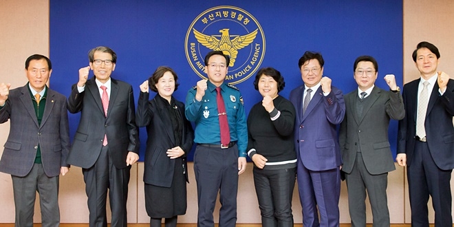 이용표 부산경찰청장과 7명의 인권위원들이 기념촬영.(사진제공=부산경찰청)