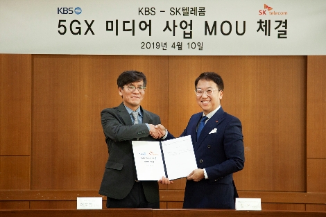 10일 서울 여의도 KBS 본관에서 KBS 이훈희 제작2본부장(왼쪽)과 SK텔레콤 김혁 5GX 미디어사업그룹장(오른쪽)이 5G 기반 뉴미디어 사업 개발 MOU를 체결하고 기념촬영을 하고 있다. 사진=SK텔레콤