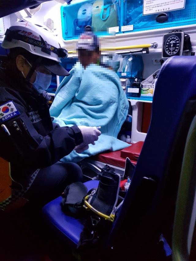 구조된 선원.(사진제공=부산해경)