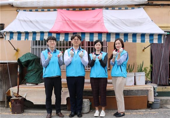 봉사활동에 참여한 HUG 직원들이 기념촬영을 하고 있다.(사진=HUG)