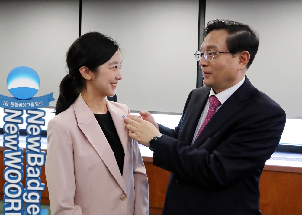 우리금융그룹, 밝은 청색 여명 ‘배지’로 변경