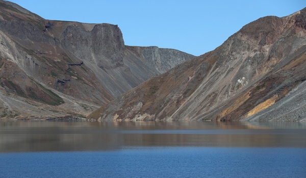 ‘백두산’의 화산폭발을 둘러싸고 우려가 섞인 학계의 반응이 주목 받는다 / 출처 NEWSIS