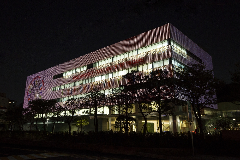 GC녹십자는 지난 11일부터 경기도 용인 ‘GC녹십자 R&D센터’ 미디어파사드에 ‘세계 혈우인의 날’ 이미지를 게재했다.(사진=GC녹십자)