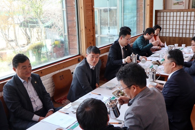 법무공단 경북지부는 4월 16일 안동시 한 음식점에서 안동보호관찰소 협력사업 활성화 간담회를 갖고 있다.(사진제공=한국법무보호복지공단경북지부)
