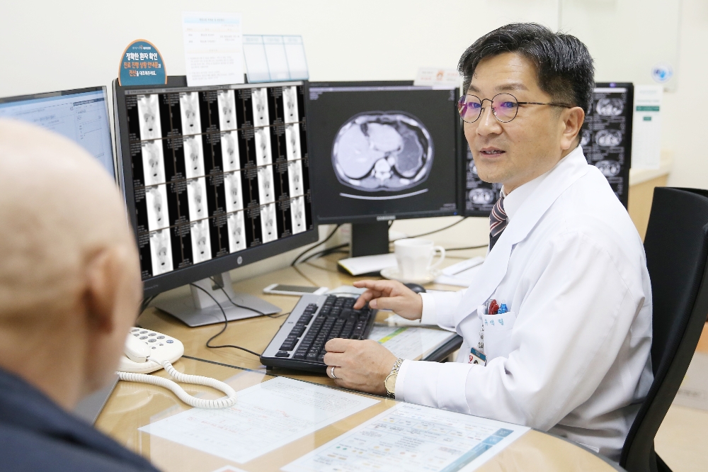 류백렬 서울아산병원 종양내과 교수가 국소 진행성 췌장암 환자를 진료하고 있다. (사진=서울아산병원)