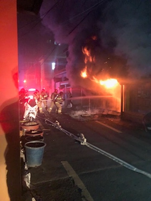 중식당 화재를 진압하고 있다.(사진제공=부산경찰청)