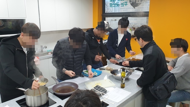 진로강의를 듣고 실제 파스타를 함께 만들어 보고 있다.(사진제공=서울준법지원센터)