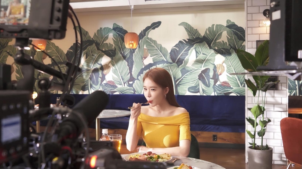 코카-콜라사 ‘신체건강 W’, 건강미녀 유인나의 TV 광고 비하인드 컷 공개