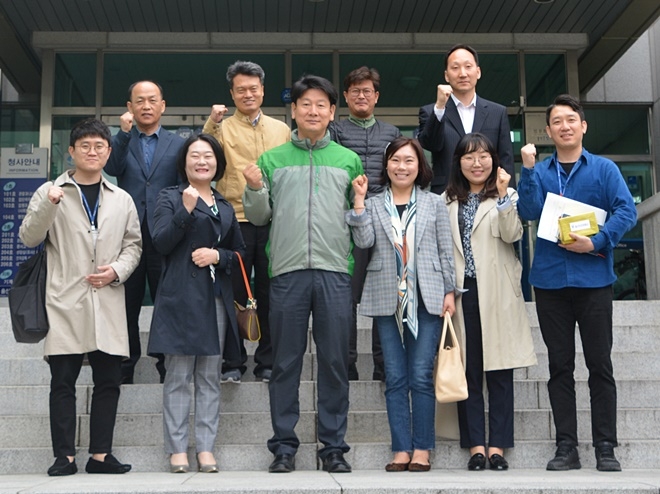 권을식 소장(앞줄 왼쪽 세번째)이 울산시아동보호전문기관 및 울산남부아동보호전문기관 관계자와 아동학대범죄 예방 간담회를 갖고 기념촬영.(사진제공=울산준법지원센터)