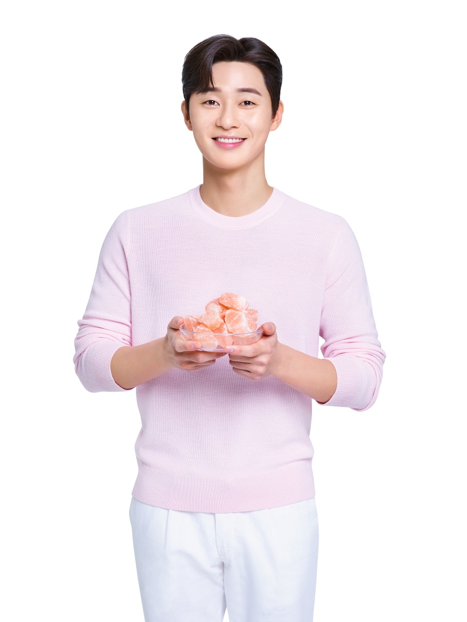 LG생활건강의 오랄케어 브랜드 모델로 선정된 배우 박서준이 히말라야 핑크솔트 암염을 들고 있다. (사진=LG생활건강)