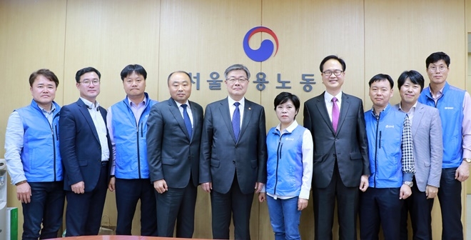 이재갑 고용노동부장관(사진왼쪽 5번째)과 면담을 갖고 이연월 위원장(사진왼쪽 6번째) 등 집행부가 기념촬영.(사진제공=대한민국공무원노동조합총연맹)