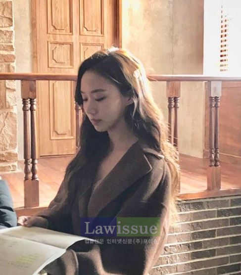 고성희가 대본보는 모습 / 사진출처 : instagram