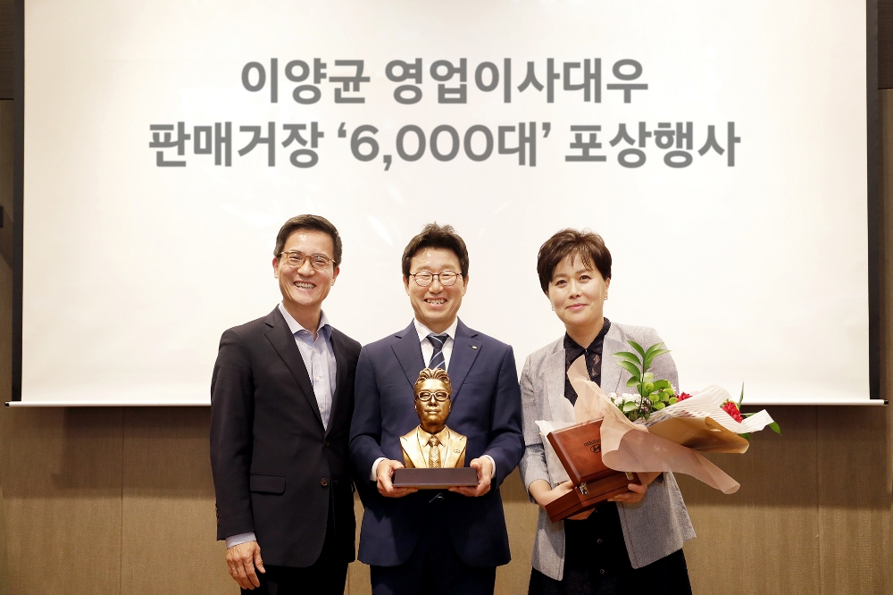 (좌측부터) 현대자동차 국내영업본부장 이광국 부사장, 현대자동차 안중지점 이양균 영업이사대우와 그의 아내가 기념 촬영을 하고 있는 모습.(사진=현대자동차)