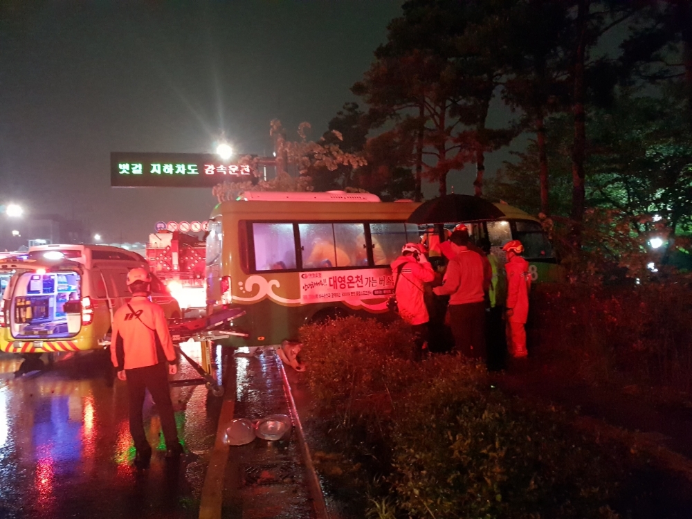 마을버스가 빗길에 미끄러져 사고.(사진제공=부산경찰청)