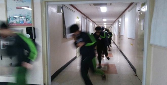 야간화재 대피훈련을 하고 있다.(사진제공=서울소년분류심사원)