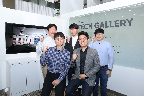 SK텔레콤 박진효 ICT기술센터장(앞줄 왼쪽에서부터 2번째), 이종민 테크이노베이션 그룹장(뒷줄 왼쪽에서부터 2번째)과 구성원들이 기념촬영을 하고 있다. 사진=SK텔레콤