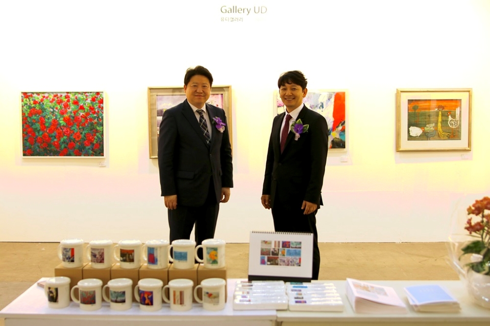 왼쪽부터 김종명 ㈜유디 사장과 진세식 유디치과협회장이 ‘2019 BAMA 부산국제화랑아트페어’ 개막식에 참석한 모습. (사진=유디치과)
