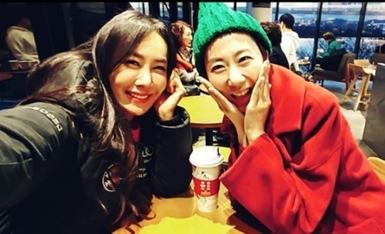 이화선과 환한 웃음이 눈에 띈다 / 사진 : INSTAGRAM