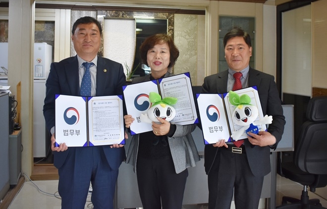 4월 26일 만평이앤씨 사무실에서 이순세 지부장(사진왼쪽)과 김기자, 전준식 대표가 업무협약서를 내보이며 기념촬영.(사진제공=한국법무보호복지공단경북지부)