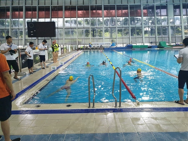 4월 28일 울산 문수수영장에서 제2회 수상구조사 자격시험이 치러지고 있다.(사진제공=울산해양경찰서)