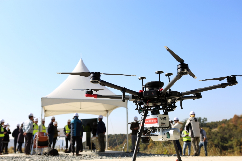 측량용 레이저스캐너 장착한 드론.(사진=현대건설)