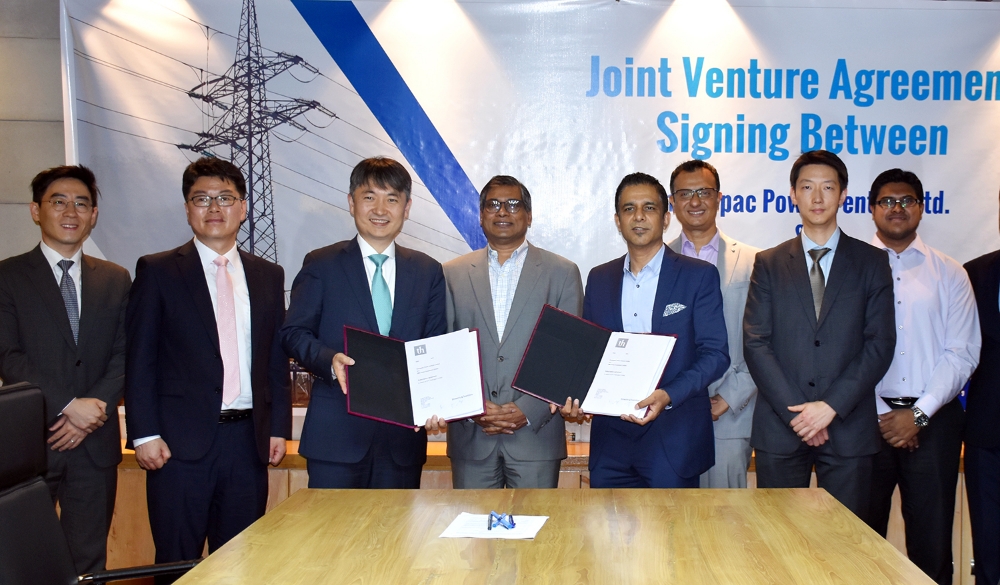 방글라데시 다카에서 열린 주식매매계약식. 대림에너지 김상우 부회장(좌측 세번째부터)과 라시드 에너지팩 그룹 회장, 카비르 에너지팩 CEO가 참석했다.(사진=대림산업)