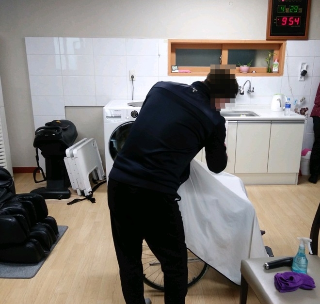 미용특기 사회봉사대상자가 어르신들에게 서비스를 제공하고 있다.(사진제공=진주준법지원센터)