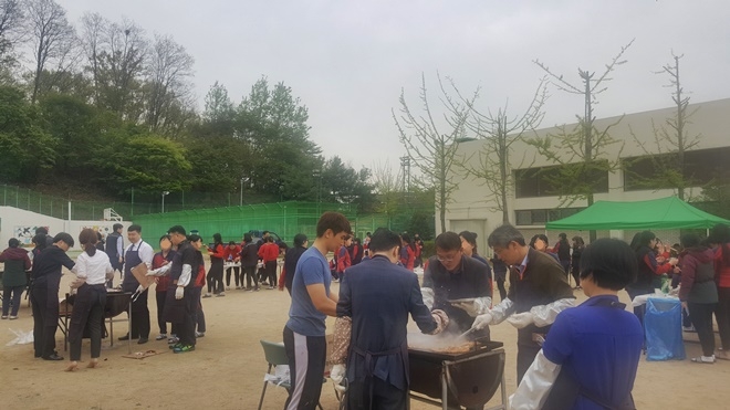 안양소년원 운동장에서 삽겹살데이 행사를 진행하고 있다.(사진제공=정심여자중고등학교)