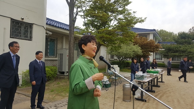 오영희 원장이 인사말을 하고 있다.