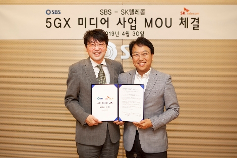 SK텔레콤 김혁 5GX 미디어사업그룹장(오른쪽)과 SBS 정승민 전략기획실장(왼쪽)이 30일 SBS 목동 사옥에서 5G 기반 뉴미디어 사업 개발을 위한 MOU를 체결하고 기념촬영을 하고 있다. 사진=SK텔레콤