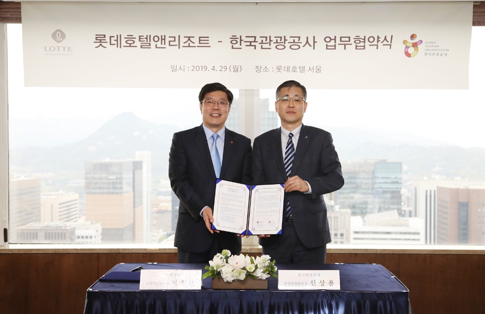 지난 29일 롯데호텔서울 칼튼 스위트에서 서정곤 롯데호텔 국내영업본부장(왼쪽)과 신상용 한국관광공사 관광산업본부장(오른쪽) 등이 참석한 가운데 '롯데호텔 – 한국관광공사 업무협약식'이 진행됐다. (사진=롯데호텔서울)