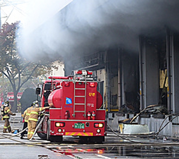 군포 당정동 소재 제비표페인트 공장서 화재가 발생함에 따라 당국이 불끄기에 총력을 벌이고 있다. / 출처 사진은 기사내용과 무관 NEWSIS자료화면