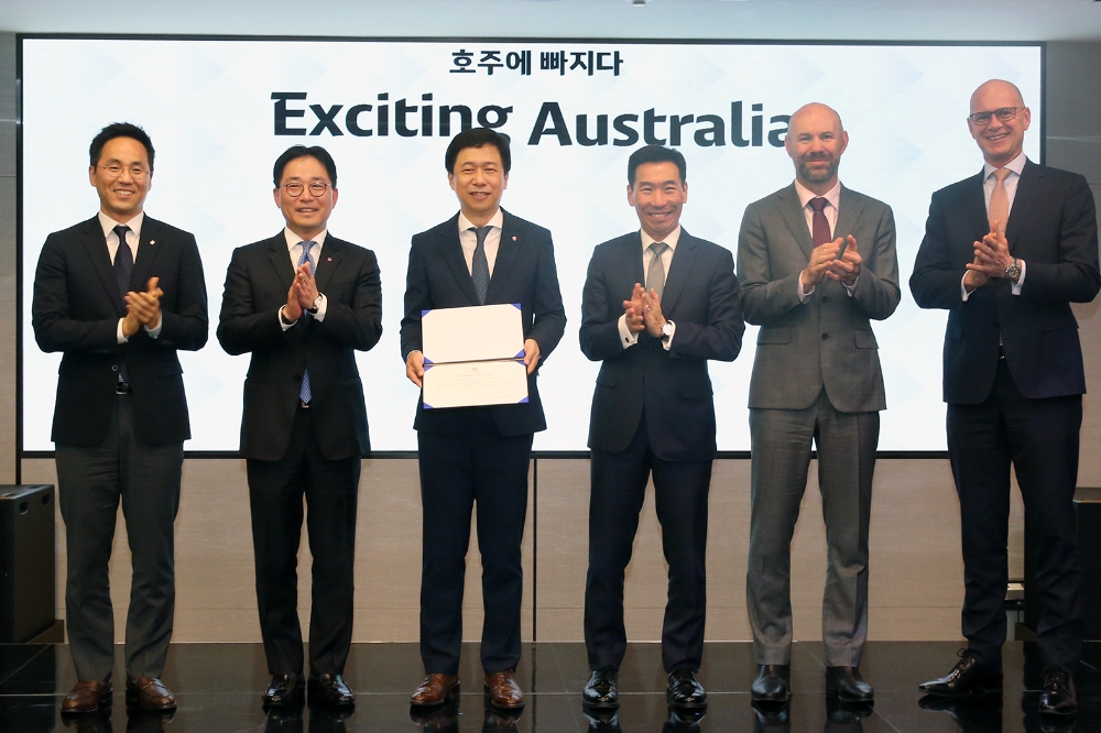 30일 롯데면세점이 호주 관광 활성화를 위한 일련의 활동에 대한 노력을 인정받아 주한 호주대사관으로부터 감사장을 전달 받았다. 왼쪽부터 김정현 롯데면세점 마케팅부문장, 박성훈 롯데면세점 명동본점 점장, 이갑 롯데면세점 대표이사, 제임스 최 주한 호주대사, 앤드류 호그 호주 정부 관광청 동북아 최고책임 국장, 로드니 커머포드 호주 무역투자대표부 대표 (사진=롯데면세점)