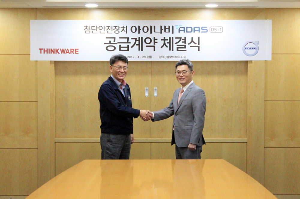 (좌)볼보트럭코리아 애프터마켓사업부 박강석 전무, (우)팅크웨어 최해정 전장사업본부장.(사진=팅크웨어)