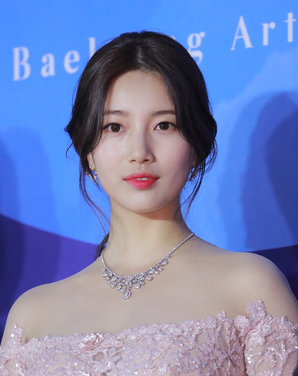 수지, 2019 백상예술대상 레드카펫 환하게 밝힌 ‘여신 메이크업’ 화제